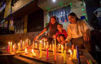 Esta tradición en Colombia se da este 7 de diciembre y también el 8. Se prenden en familia, en todo el país. FOTO Carlos Velásquez