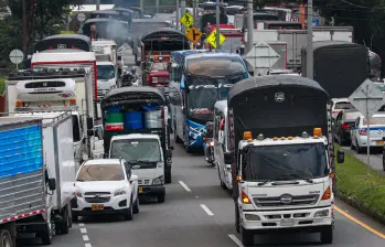 Un fuerte trancón se registró en la vía que conecta a Medellín con Caldas y el Eje Cafetero, debido a las protestas de transportadores de carga y mercancías que iniciaron en la madrugada de este lunes. Foto: Manuel Saldarriaga Quintero.