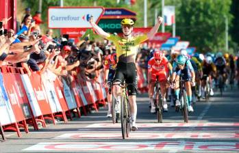 El festejo del britpanico Matthew Brennan al ganar la etapa 2 de la Vuelta a España 2026. FOTO AFP