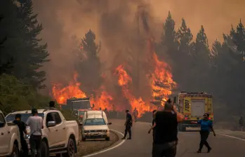 Bomberos combaten las llamas para extinguir un incendio forestal en Mount Pirque, en El Hoyo, en la región patagónica de la provincia de Chubut, en Argentina. Foto: AFP