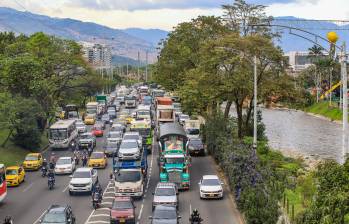 Una fila de vehículos se alarga hasta el horizonte en una de las vías principales de la ciudad. Foto: EL COLOMBIANO