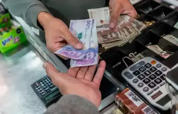 Persona recibiendo dinero extra, tras haber trabajado los días festivos de Semana Santa. FOTO: COLPRENSA