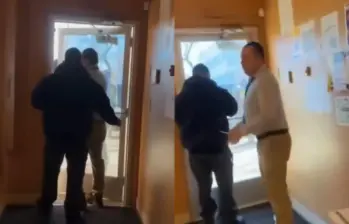 El Consulado de Ecuador en Minneapolis activó protocolos de seguridad tras el presunto intento de ingreso de un agente de ICE, según reportó la Cancillería ecuatoriana. FOTO: captura de video. 