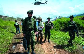 Uniformados del Ejército en medio de un operativo. Foto: AFP