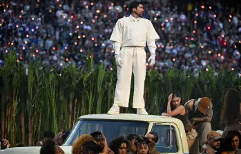 Bad Bunny durante su presentación en vivo. Este show de medio tiempo impulsó picos de reproducciones de su música en Colombia. FOTO AFP