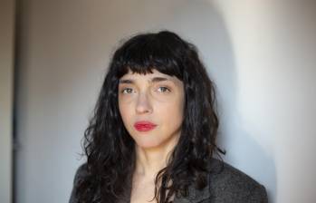 Mercedes Halfon nació en Buenos Aires, Argentina, en 1980, su libro más reciente es Extranjero en todas partes: Los días argentinos de Witold Gombrowicz (Anagrama, 2025).
