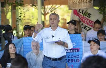 Luis Bernardo Vélez en una rueda de prensa donde hizo el anuncio. FOTO: Cortesía