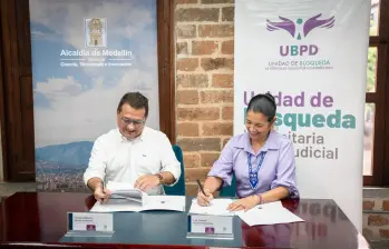 Firma del convenio entre el secretario de Paz y Derechos Humanos de Medellín, Carlos Alberto Arcila, y Luz Janeth Forero Martínez, directora de la Unidad de Búsqueda.