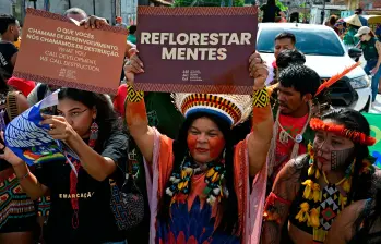 Delegaciones, activistas y pueblos indígenas ocuparon las calles de Belém durante la primera semana de la COP30, exigiendo compromisos climáticos más ambiciosos. FOTO AFP