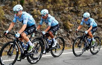 Nairo Quintana (centro) y Éiner Rubio vienen cumpliendo un gran papel como gregarios en el equipo Movistar. FOTO: Tomada de X-MOVISTAR