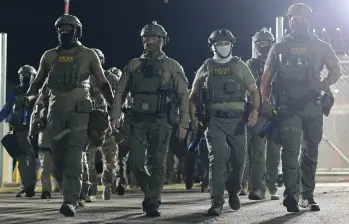 Agentes de ICE durante un operativo en Estados Unidos. El Gobierno analiza adquirir guantes capaces de emitir descargas eléctricas por un valor de hasta US$20 millones. FOTO: AFP. 
