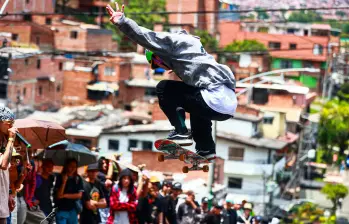 Cada descenso se convierte en una demostración de dominio del cuerpo y del equilibrio, manteniendo al público al borde de sus asientos. Foto: Manuel Saldarriaga Quintero.