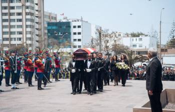 Alberto Fujimori es despedido con flores, fotografías y mensajes de cariño por la población peruana que lo apreciaba, especialmente simpatizantes de la derecha. FOTO: Getty