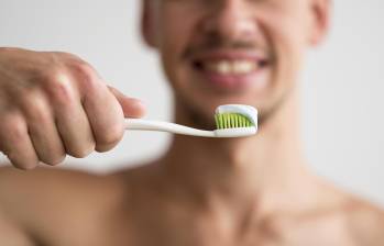 Un cepillo de dientes viejo puede albergar bacterias que terminarían en la boca. FOTO: Freepik