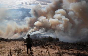 Desde el sábado se avanza en Villa del Leyva en tratar de controlar el incendio. Foto: AFP