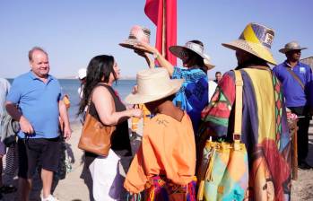 Los turístas provenientes de Barbados tuvieron la oportunidad de interactuar con la comunidad Wayuu. Foto: Cortesía. 