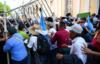 Indígenas chocan con la policía guatemalteca en inmediaciones del Congreso de este país de centroamérica.FOTO: AFP.