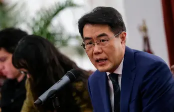 El embajador de China en Colombia Zhu Jingyang reforzó la idea de que la adhesión de Colombia en la Ruta de la Seda traerá muchos beneficios. FOTO: Colprensa