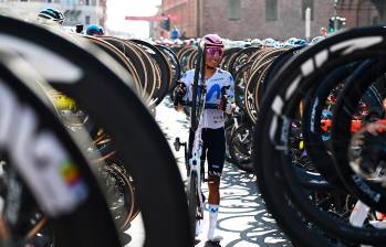 El ciclista colombiano recorriendo el pasillo que le hicieron los ciclistas del Giro de Emilia, en la que fue su última competencia como profesional. FOTO: GETTY