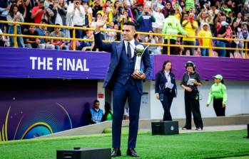 Falcao García ingresó a la cancha con el trofeo mundial. FOTO: Colprensa