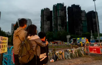 De las 146 víctimas, 54 siguen sin identificar. “No podemos descartar que haya más personas fallecidas”, declaró Tsang Shuk-yin. FOTO: AFP