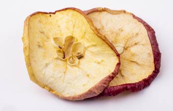 La manzana luego de haberse partido o mordido, se oxida fácilmente al entrar en contacto con el aire. FOTO: Freepik