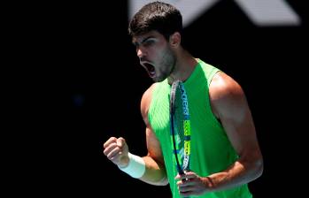 Carlos Alcaraz y su festejo tras clasificarse para la semifinal del Abierto de Australia. FOTO GETTY