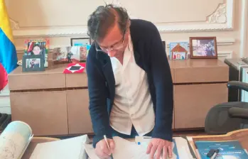 El primer mandatario acompañó el anuncio de la firma de la consulta popular por decreto con una imagen de la “bandera a muerte” que utilizaba el Libertador Simón Bolívar. FOTO: RED SOCIAL X