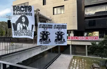 La tarima para el presidente Gustavo Petro en la Nacional este 5 de mayo, junto a las pancartas. Foto: Redes sociales.