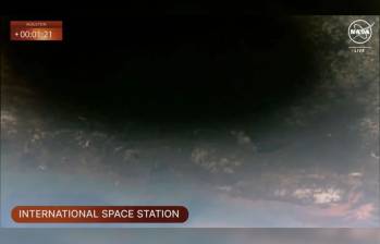 Esta fue la vista del eclipse solar que tuvieron los astronautas desde el espacio. FOTO transmisión nasa.gov