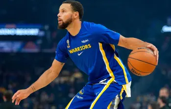 Stephen Curry realiza truco viral y rompe récord de anotaciones luego de cumplir los 30 años. Foto: GETTY. 