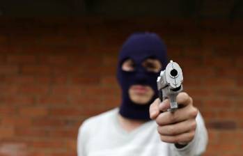 A plena luz del día y frente a la cárcel Modelo de Bucaramanga, dos hombres fueron sorprendidos justo cuando se disponían a lanzar lo que serían pelotas cargadas de droga al interior del penal. FOTO: Colprensa
