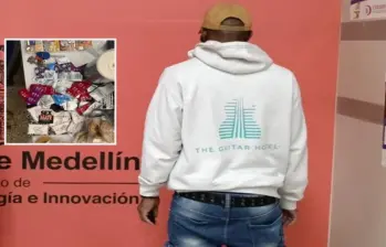 Atrás, el hombre procedente de Miami que fue inadmitido en Rionegro. Adelante, parte del “cargamento” de preservativos que el sujeto traía en su maleta. FOTO: Cortesía