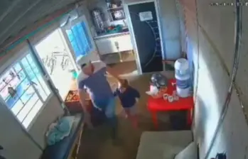 Video muestra a un hombre golpeando a una niña de cuatro años, en el municipio de Sibaté, en Cundinamarca. FOTO: Captura de video 