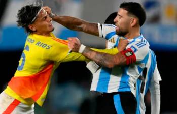 El futbolista colombiano Richard Ríos y el argentino Nicolás Otamendi tuvieron varios encontrones en el partido Colombia-Argentina por eliminatorias en junio. FOTO: AFP