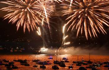 Las playas de English Bay se llenan de familias, amigos y entusiastas de los fuegos artificiales que buscan el mejor lugar para disfrutar del espectáculo. La atmósfera festiva, acompañada de música en vivo y una gran variedad de opciones gastronómicas, hacen de este evento una experiencia inolvidable. Foto: GETTY