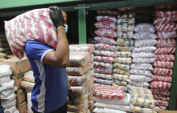 Abastecimiento de arroz en la Plaza Minorista "José María Villa". Foto: Edwin Bustamante Restrepo