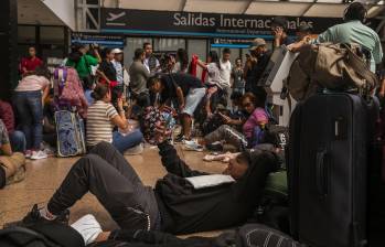 Imagen de referencia de viajeros esperando en el aeropuerto José María Córdova. Foto: EL COLOMBIANO
