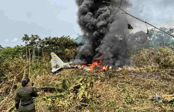 En medio del pánico, varios soldados habrían saltado del avión Hércules antes del impacto en Putumayo, lo que marcó la diferencia entre la vida y la muerte. FOTO: AFP. 