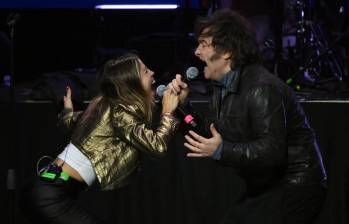 Javier Milei (derecha), canta con la cantante argentina Ana Tamagno durante el lanzamiento de su nuevo libro, “La construcción del milagro”. FOTO: AFP