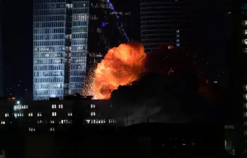 Un edificio es alcanzado por un misil, en Tel Aviv, Israel, el 13 de junio de 2025. Cerca de 100 misiles fueron lanzados desde Irán hacia el centro y norte de Israel durante dos grandes oleadas, lo que causó daños significativos y dejó decenas de lesionados, informaron el ejército israelí. FOTO: Xinhua
