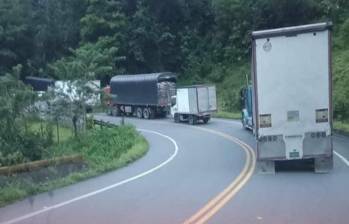 Por ahora se mantiene el bloqueo en dos puntos que conectan a la subregión con la capital antioqueña. FOTO: Imagen tomada de La Chiva de Urabá