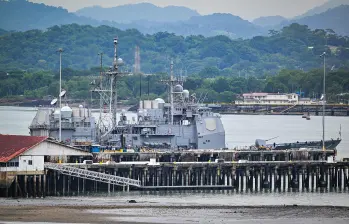 El buque de guerra USS Lake Erie (CG 70) de la Armada de EE. UU. atraca en el puerto de Balboa, en la Ciudad de Panamá, el 28 de agosto de 2025. FOTO: AFP