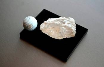 Una pelota de golf junto al “Motswedi”, un diamante en bruto de 2488 quilates, el segundo más grande del mundo. Foto: Afp