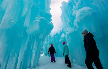 Los Castillos de Hielo no son una atracción exclusiva de North Woodstock. Estas maravillas invernales se construyen en seis ciudades de Norteamérica, cada una con su propio estilo y encanto. Foto: AFP