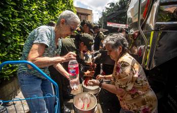 Habitantes de varios barrios del municipio tuvieron que acercarse a los carrotanques para abastecerse del preciado liquido. Foto: Carlos Velásquez