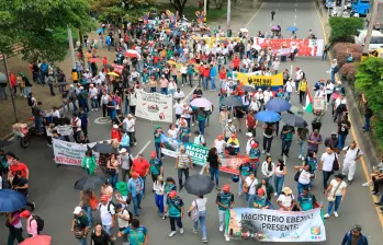 La marcha circuló por la Avenida Oriental y luego tomó la calle San Juan hasta la Plaza de las Luces. FOTO ESNEYDER GUTIÉRREZ