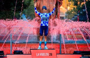 El ciclista bogotano Santiago Buitrago, de 26 años, se quedó con la camiseta de pepas azules que lo confirman campeón de la montaña en la Vuelta a España. Foto: tomada del x de @BHRVictorious