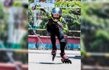 Camilo Barrera en una de las maniobras de descenso de inline downhill. FOTO: Jaime Pérez