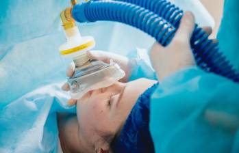 La anestesia general es comparado por los especialistas como un estado de coma farmacológico, el cual es reversible. Es un procedimiento seguro y confiable. FOTO: SSTOCK